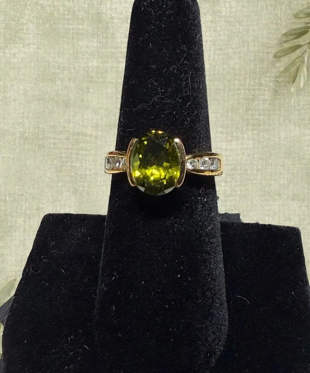 Vintage Olive Green Glass Cocktail Ring Gold Tone Rhinestone Statement Size 7